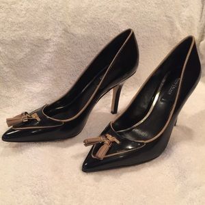 WHITE HOUSE BLACK MARKET! Pointed pumps w/ tassels